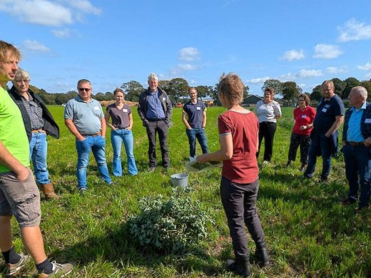 Links op de foto in lichtgroen Luuk Hoenderken. Hij is melkveehouder en heeft heel goede ervaringen met mengteelt van erwten en gerst