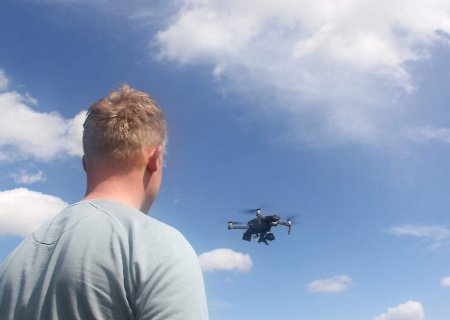 Gerko Zinger vliegt voor Agrarisch Natuur Drenthe met een drone bij boeren.